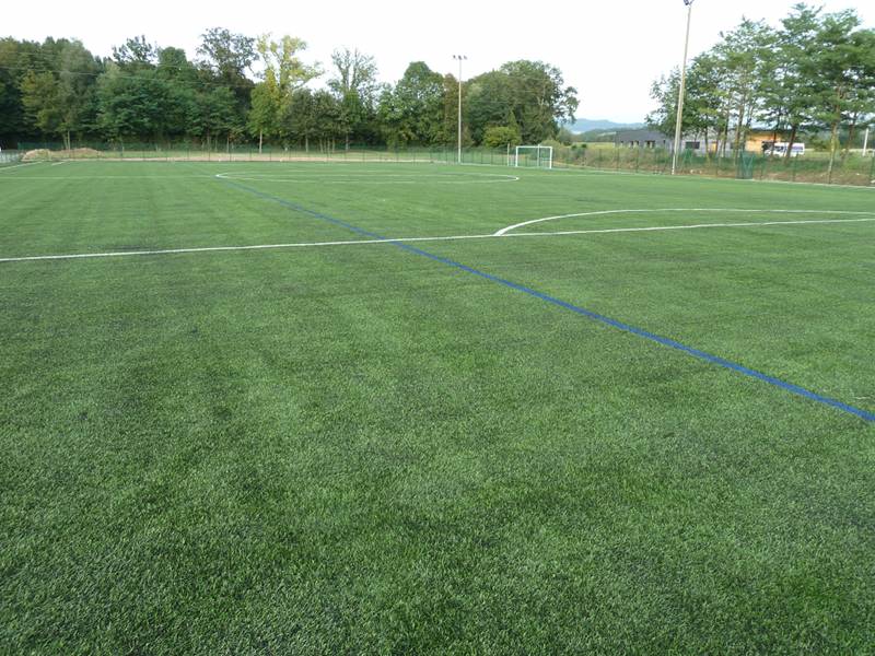 Transformation stabilisé en terrain de football en gazon synthétique